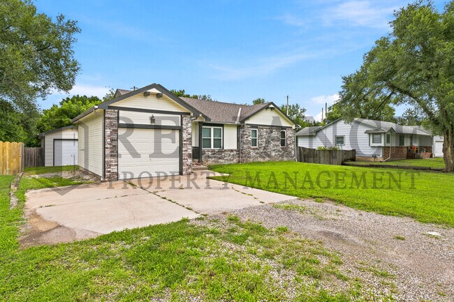 Building Photo - 516 N Lakeside Dr