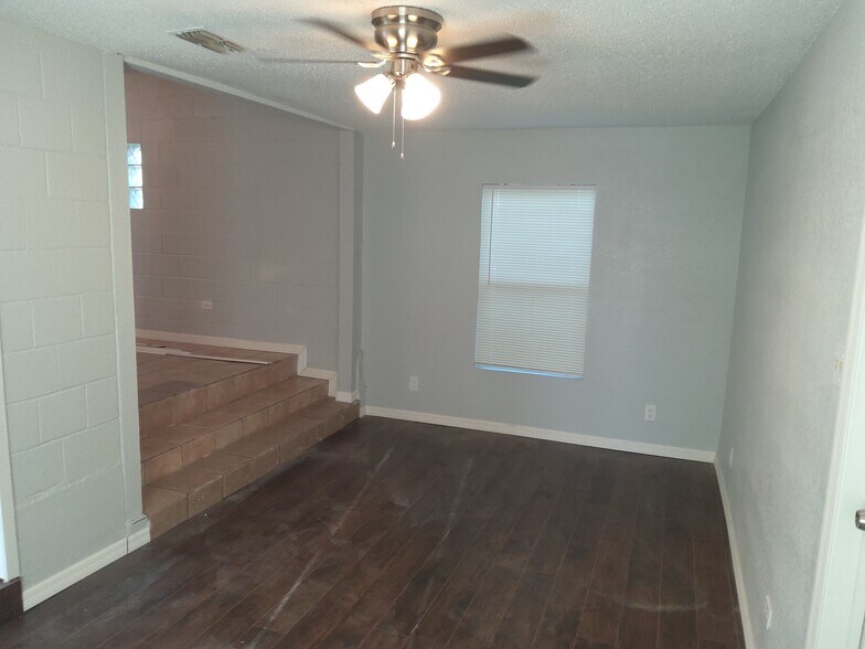 Living room - 1118 Santa Anna
