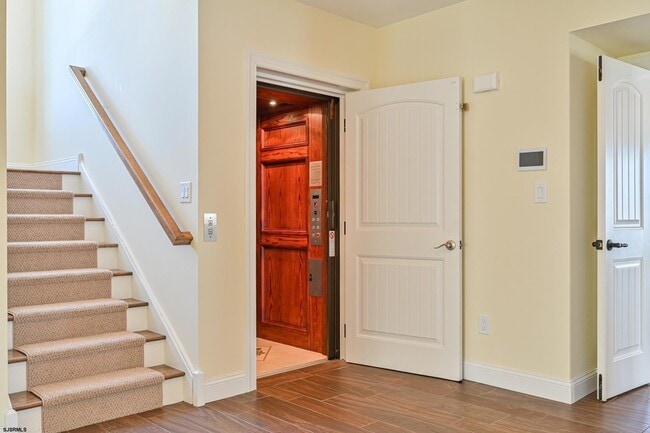 Building Photo - 400 17th St S