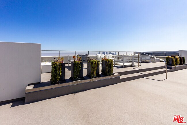 Building Photo - 838 N Doheny Dr