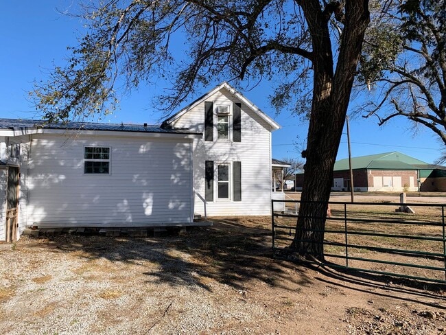 Building Photo - 2 Bed 1 Bath with Attached Garage