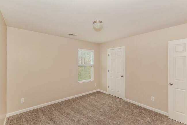 Building Photo - 100 Fairview Dr