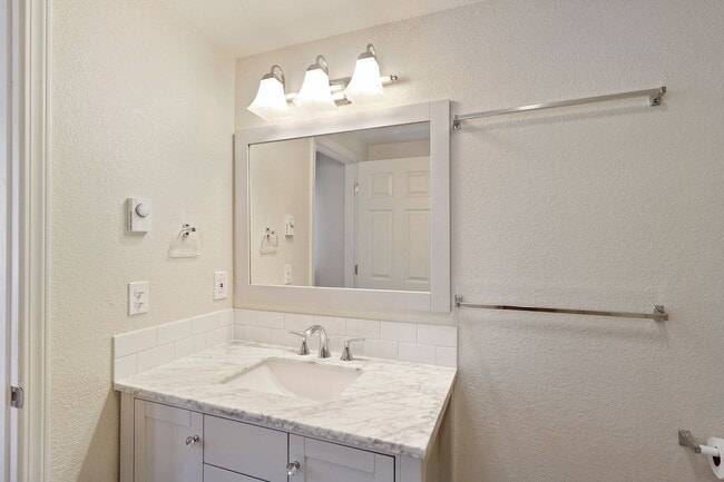 Building Photo - Eastside Charmer with 3 bedrooms 1.75 bath...