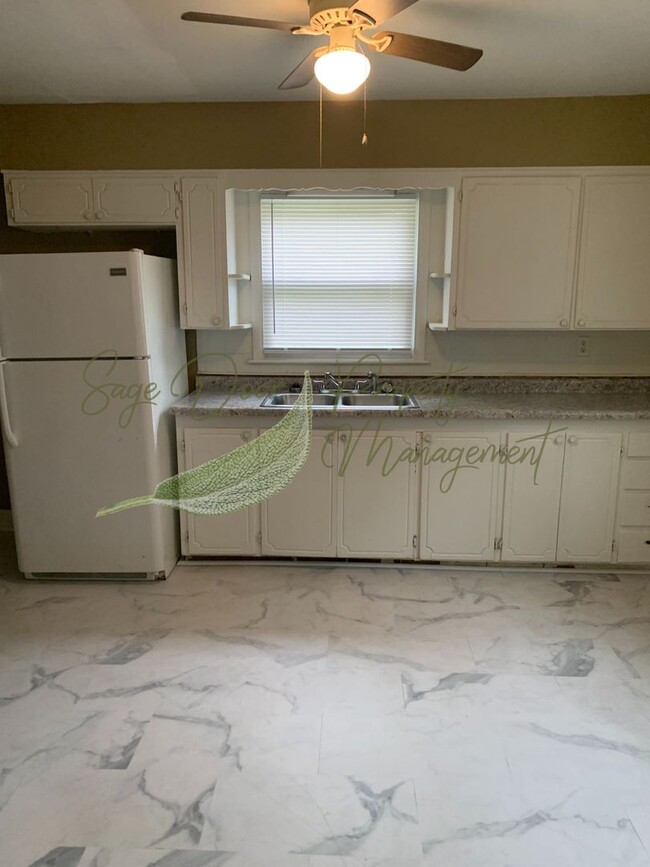 Building Photo - BEAUTIFUL HARDWOOD FLOORS!!!