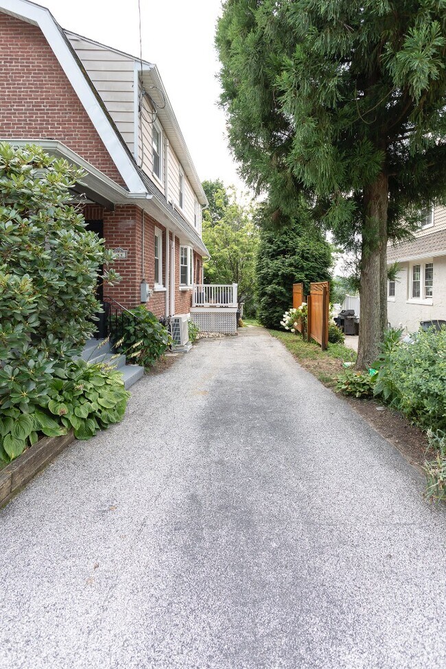 Building Photo - 444 Saint Davids Ave