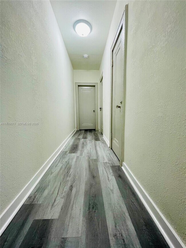 Building Photo - 442 SW 10th Ave