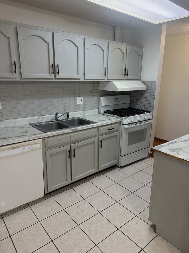 Building Photo - 510 Hill Dr