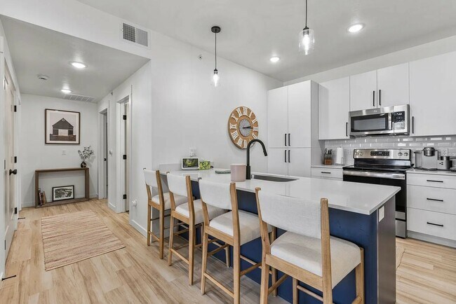 Building Photo - 3131 Fleur Dr