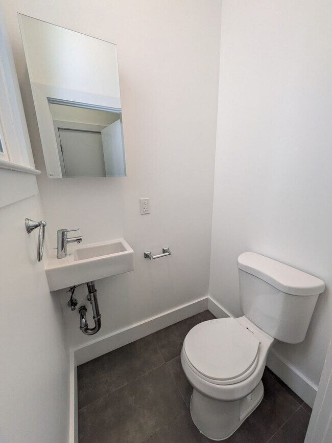 Building Photo - 1048_DIVIS