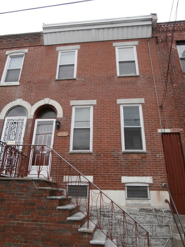 Building Photo - 2628 E Somerset St