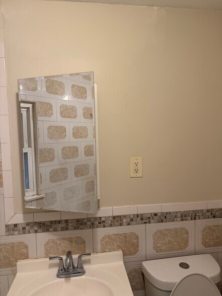 Building Photo - 422 Jelliff Ave