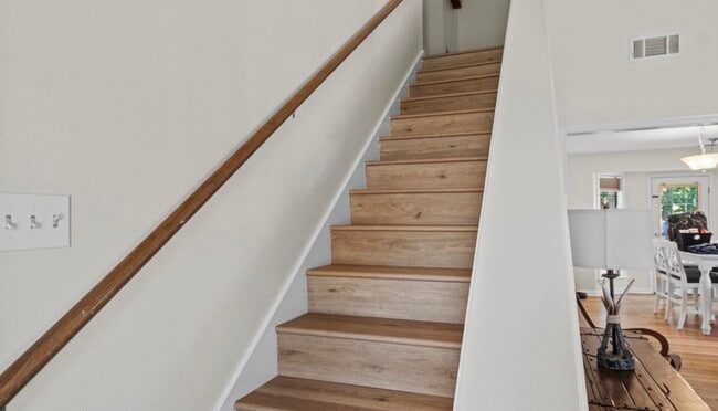 Building Photo - 1017 S Hills Dr