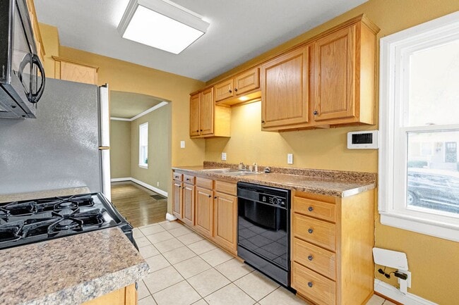 Building Photo - 3BR Cottage with Large Backyard, Garage and a Basement!