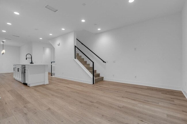 Building Photo - 2907 W Exposition Pl