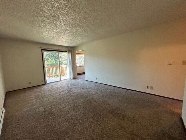 Building Photo - 2 Bed/1Bath UPSTAIRS Apartment with Balcon...