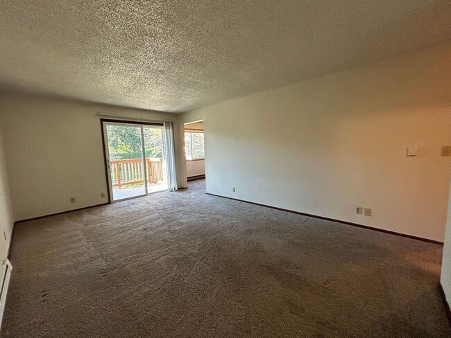 Building Photo - AVAILABLE NOW!!!  1BD/1BA Apartment in a G...