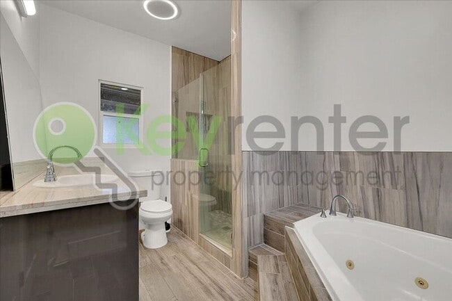 Building Photo - 4404 Lantana Ave