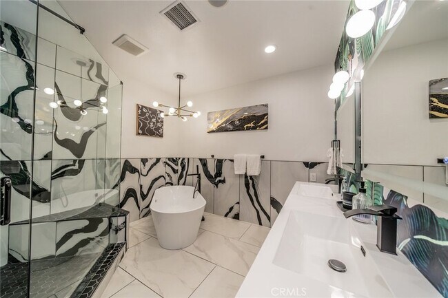 Building Photo - 2932 N Sunrise Way