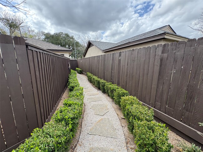 Building Photo - 6722 Underhill St