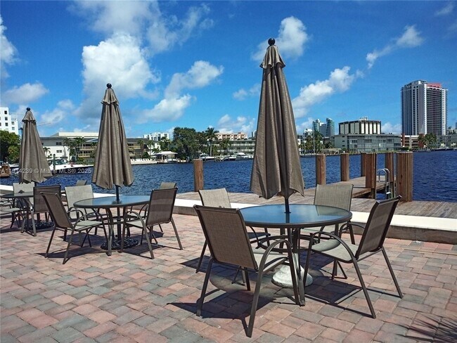 Building Photo - 450 Golden Isles Dr