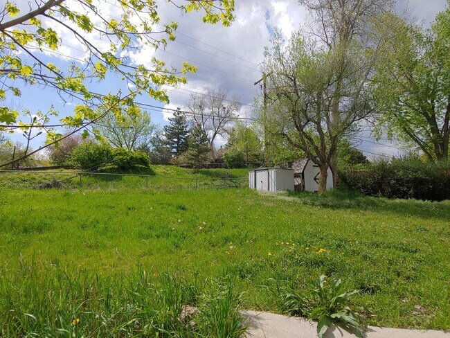 Building Photo - Must See 5 Bed/3 Bathroom East Boulder Home - Available August 7th!