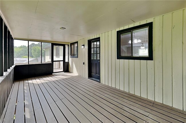 Building Photo - 151 Castleair Dr NE