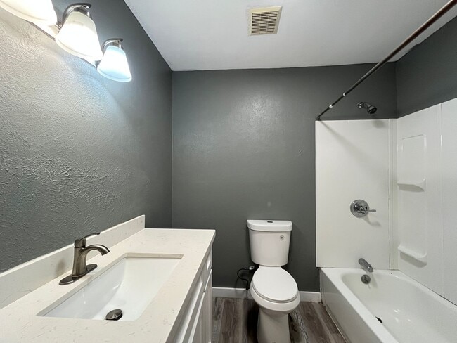 Building Photo - 3 BEDROOM 2 BATH WITH BACK APARTMENT