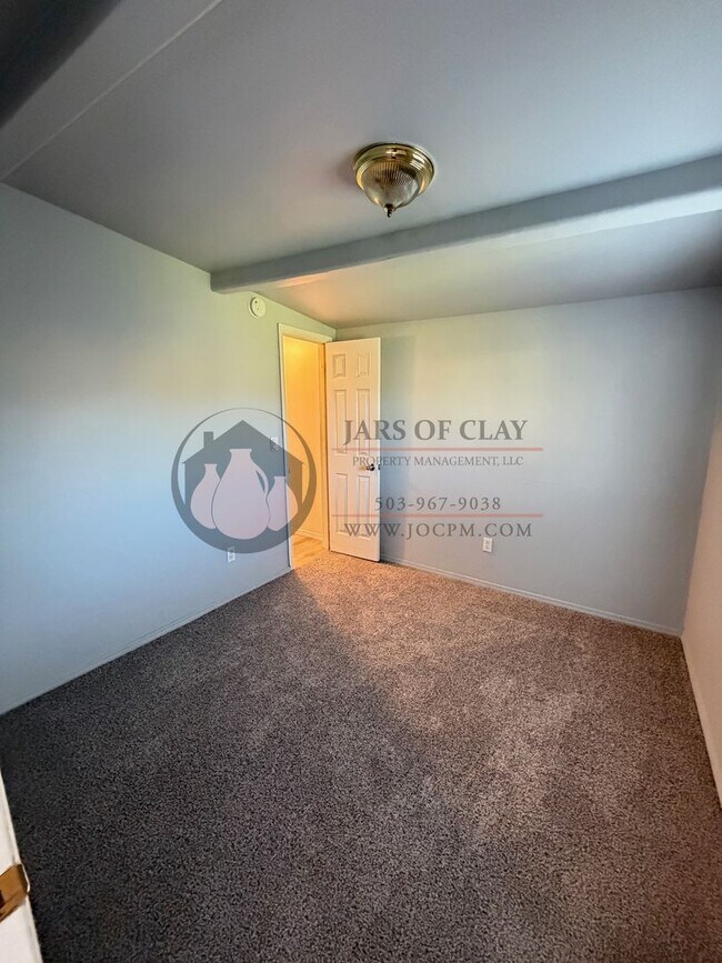 Building Photo - Single Level House- Ready to Move In