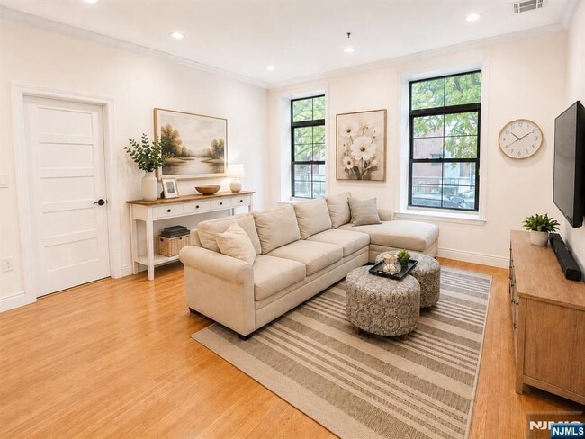 Building Photo - 729 Madison 1C
