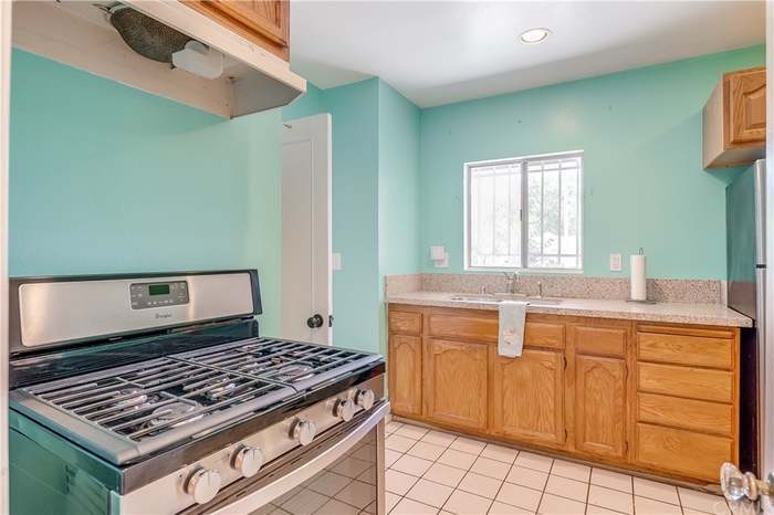 Kitchen - 1134 N Mariposa Ave