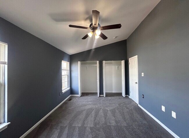 Building Photo - 3 Bedrooms 2.5 Bathrooms