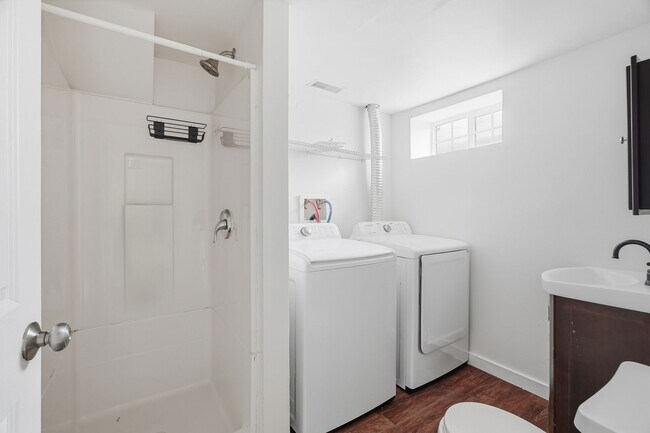 Building Photo - 3917 E Fairview Ave