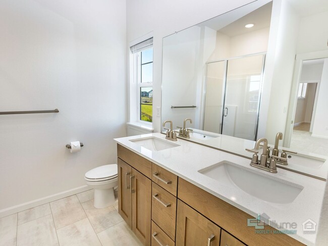 Building Photo - Charming 2-Bedroom, 2.5-Bathroom Home in Hillsboro