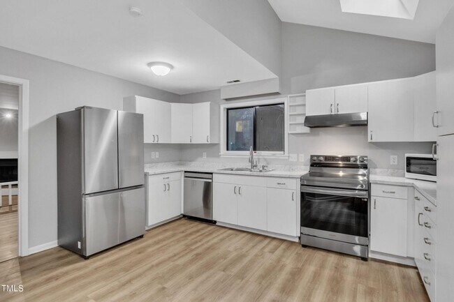 Building Photo - Spacious and Renovated 3BR Townhome in Cha...