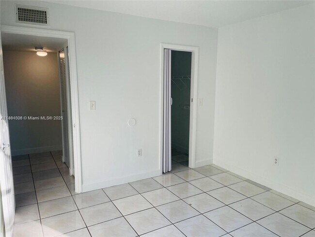 Building Photo - 9440 Fontainebleau Blvd