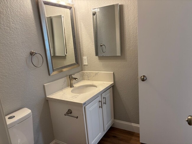 Building Photo - Brentwood Townhouse in Gated Community!