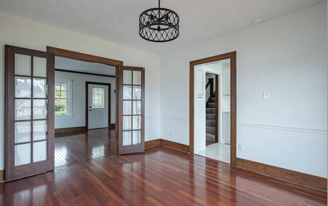 Building Photo - Beautifully remodeled 3-bedroom, 2-bath ho...