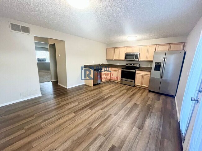 Building Photo - 392 W Rockrimmon Blvd