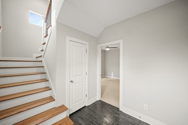 Building Photo - 2547 S Calumet St
