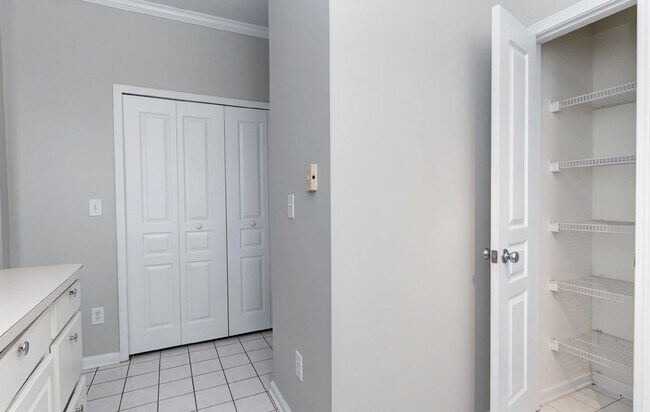 Building Photo - End-Unit 3br/2.5bth Townhome in Villages o...