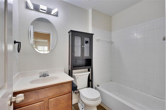 Building Photo - 600 Lakemont Dr