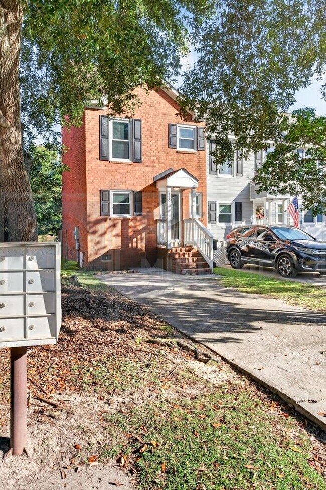Building Photo - Beautiful Condo Available