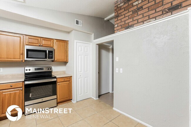 Building Photo - 1381 Puritan St