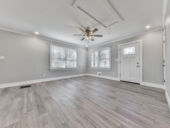 Building Photo - 2406 Pine Dr NW