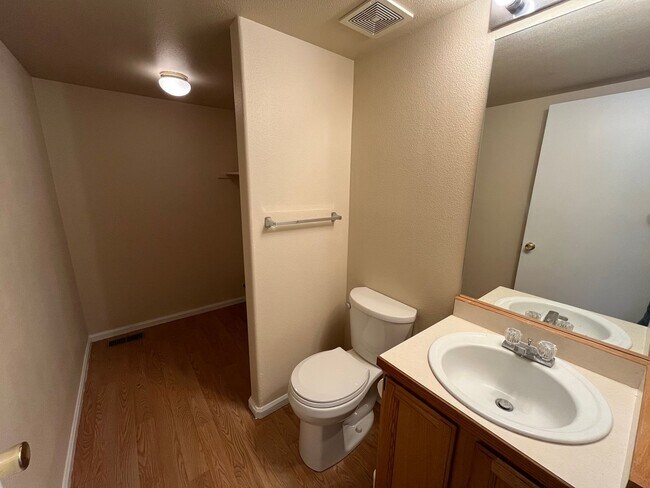 Building Photo - 3 bed/2.5 bath Available now! Milestone RES