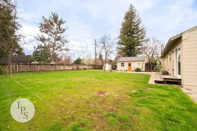 Building Photo - Beautiful Old Fig Home, 3BR/1BA, Huge Lot!...