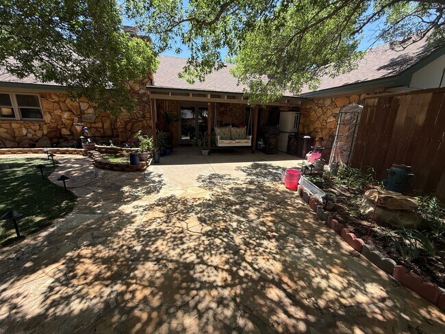 Building Photo - Available July 1st! 3/2/2 in Preston Smith