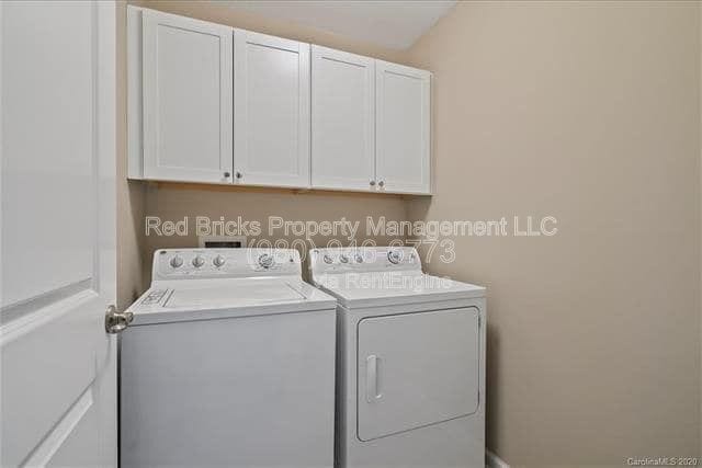 Building Photo - 2420 Silverthorn Dr