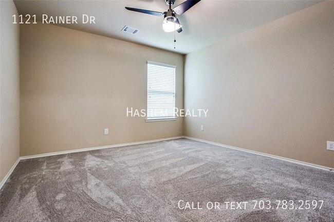 Building Photo - 1121 Rainer Dr