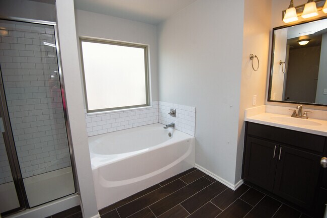 Building Photo - 4405 W Country Club Dr